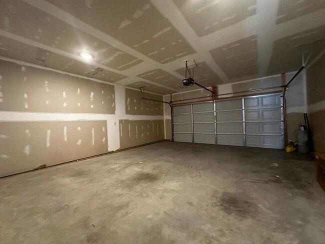 Building Photo - 4 bed/2.5 bath home - E Morristown