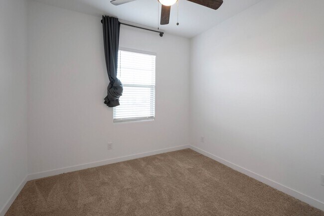 Building Photo - Like Brand New Luxurious Modern 3 Bedroom ...