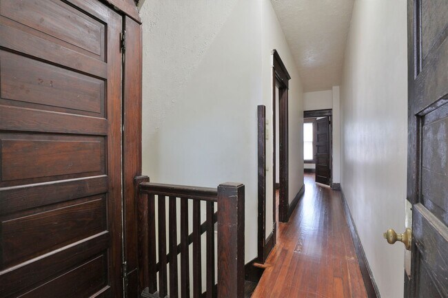 Building Photo - 3 Bedroom , 2 Bath Newly Renovated Townhouse - Right off of High St - FREE Washer / Dryer and Off...