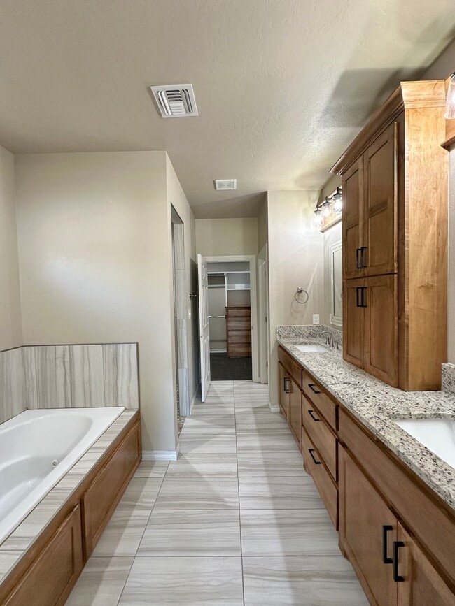 Building Photo - 2 story, 5-bedroom 3 bath home in Wyatt Acres