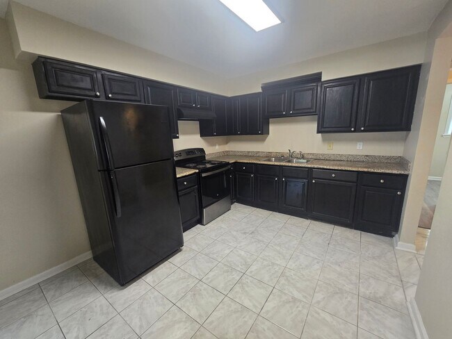Building Photo - Single Family Home 6 Bedroom 2 Baths