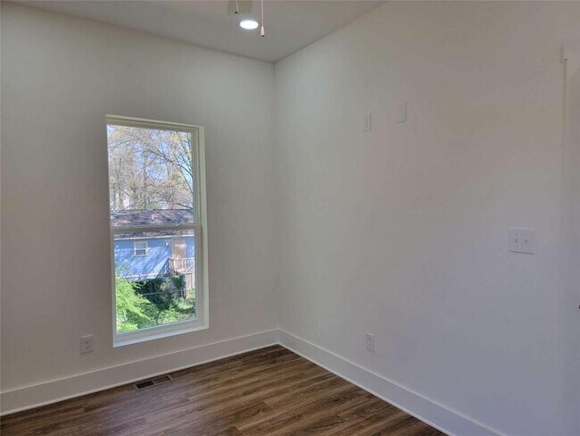 Building Photo - 1351 Brewster St SW