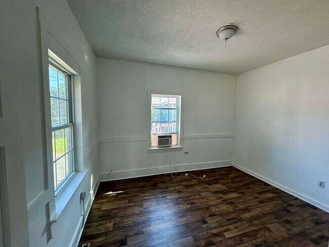 Building Photo - 11 N Quince Ave