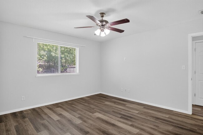 Building Photo - 534 Canary Ln