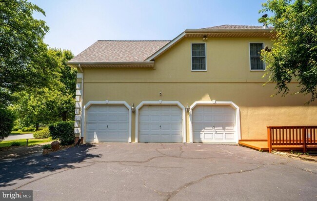 Building Photo - 1115 Amanda Dr