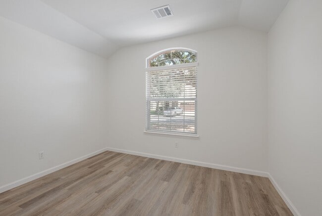 Building Photo - Updated 3-Bedroom Home with Spacious Backyard