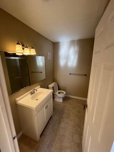 Building Photo - 216 Hickory Ct
