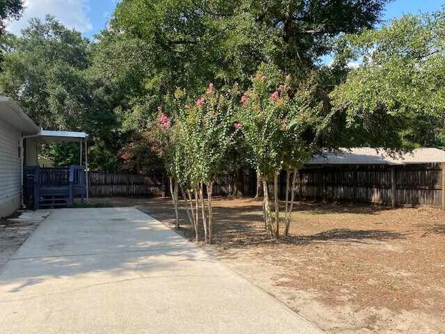 Building Photo - 5105 Lake Dr