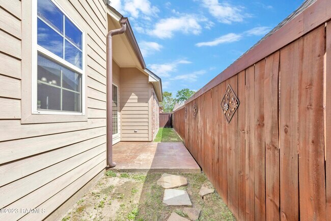 Building Photo - 201 Bayou Parc Dr