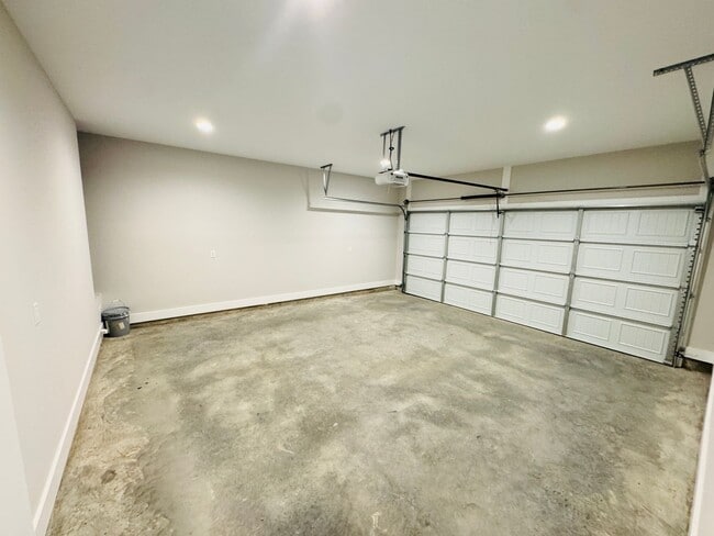 Building Photo - 3BR/3.5BA Townhome in The Crossing at Oxfo...
