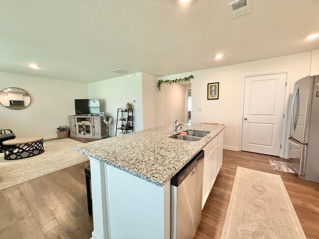 Building Photo - 117 Crescent Cir