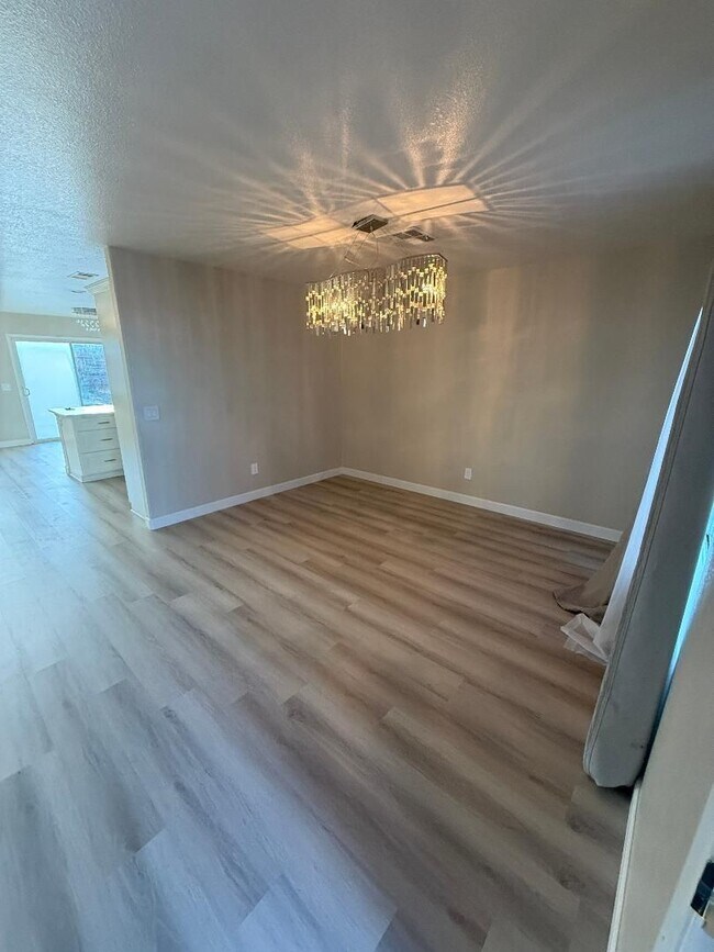 Building Photo - FOR RENT – Spacious 5 Bed / 3 Bath Home in Calexico!