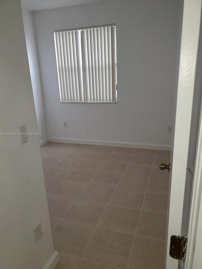 Building Photo - 1666 SE 27th Ct