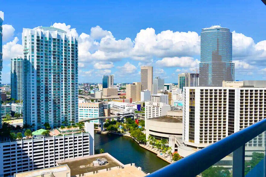Building Photo - 485 Brickell Ave