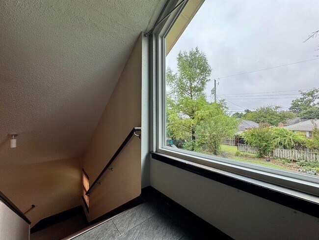 Building Photo - 3604 Jim Robison Dr