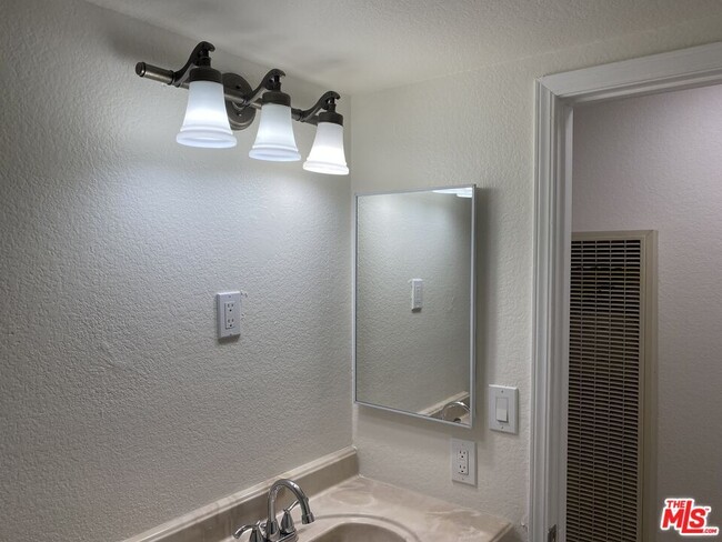 Building Photo - 516 Venice Way
