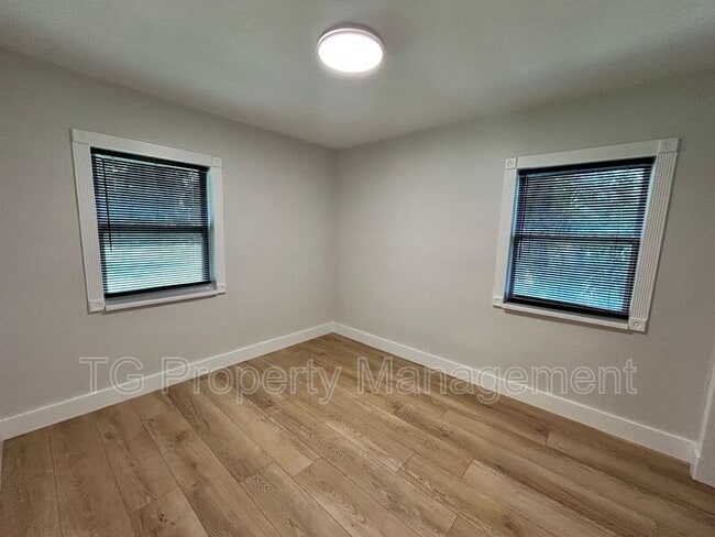 Building Photo - 3561 Centerhill Dr N