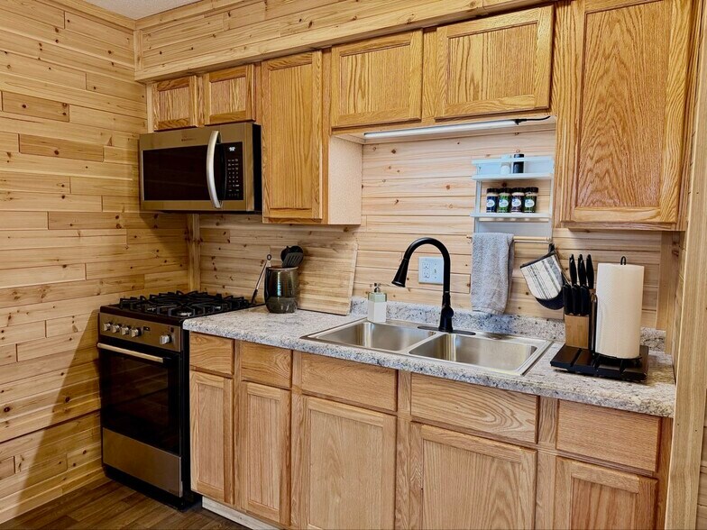 Building Photo - 619 N 8th St