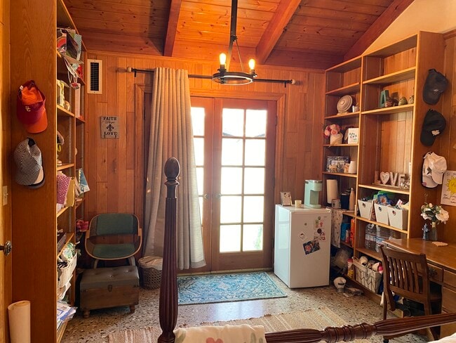 Building Photo - High Ceiling & Morning Light Bedroom