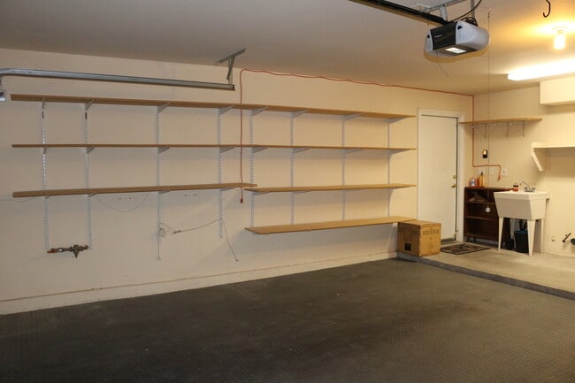 Building Photo - SHOWINGS AVAILABLE NOW