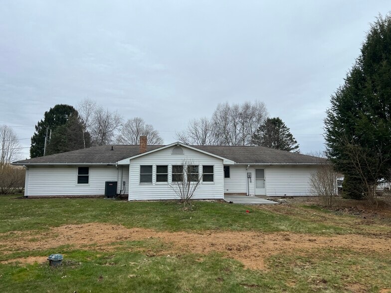 Rear - 49980 N Park Cir