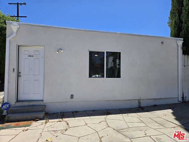 Building Photo - 300 S La Peer Dr
