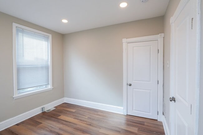 Building Photo - Amazing newly redone large 3 bedroom