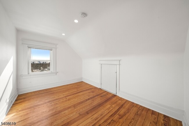 Building Photo - 4 Francis Pl