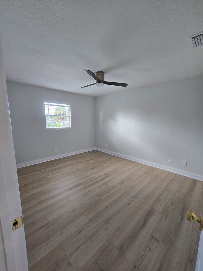 Building Photo - 1706 N Tampania Ave