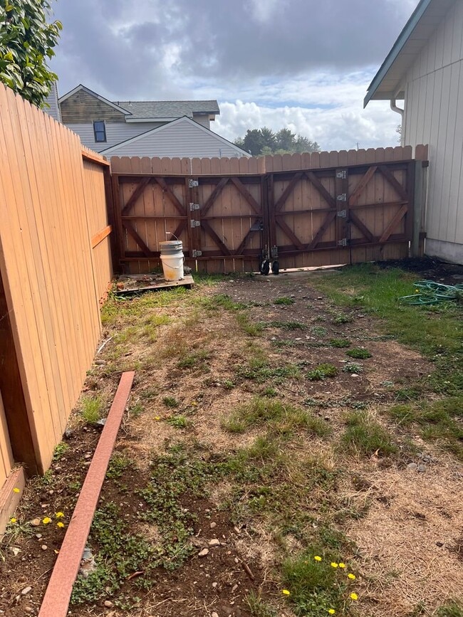 Building Photo - 3 bedroom, 2 bath single level home in Mckinleyville with Double Car Garage!