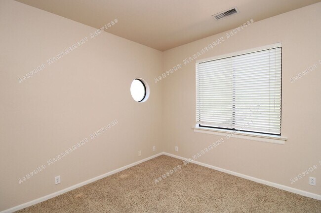 Building Photo - BEAUTIFUL 4 BEDROOM + LOFT ON CULDESAC WITH POOL/SPA