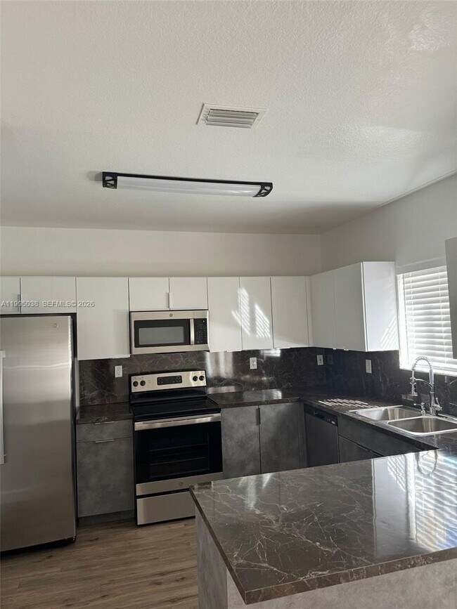 Building Photo - 319 SE 20th Terrace