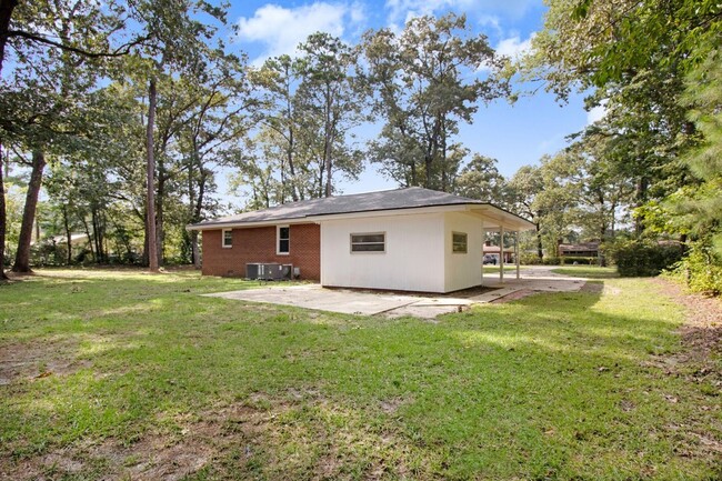 Building Photo - 3 BR, 1.5 BA Brick Ranch in Goldsboro