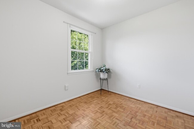 Building Photo - 8350 Glastonbury Ct