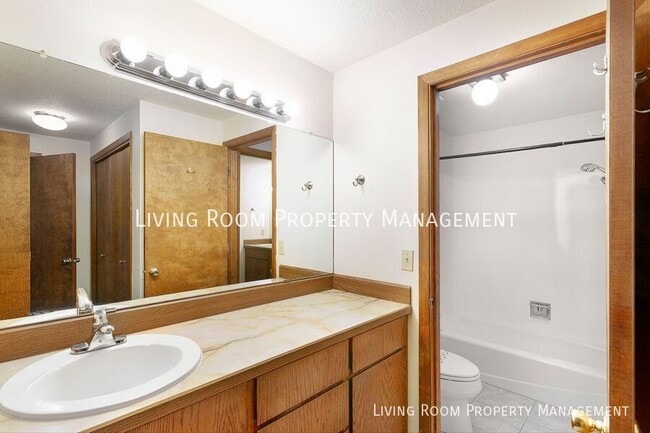 Building Photo - 7566 SW Cresmoor Dr