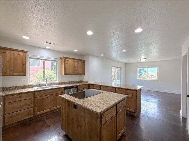 Building Photo - 4 bed, 2.5 bath duplex w/1 car garage