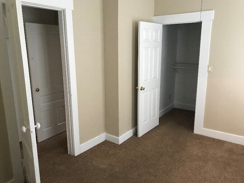 Building Photo - 227 James St