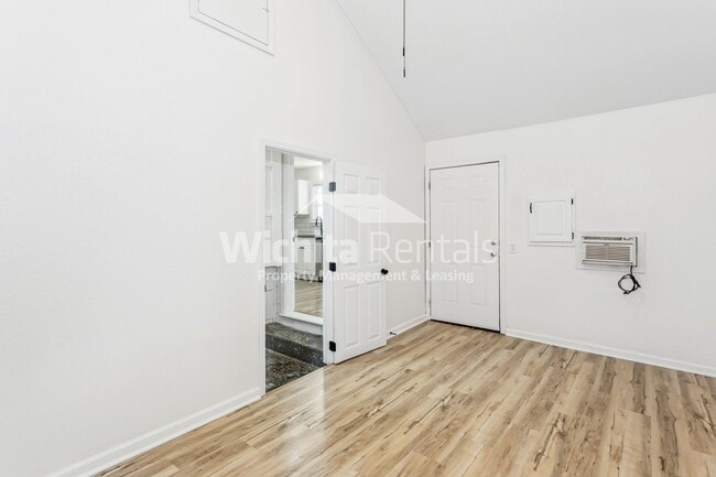 Building Photo - 3 bedroom 1 bath home - North Riverside