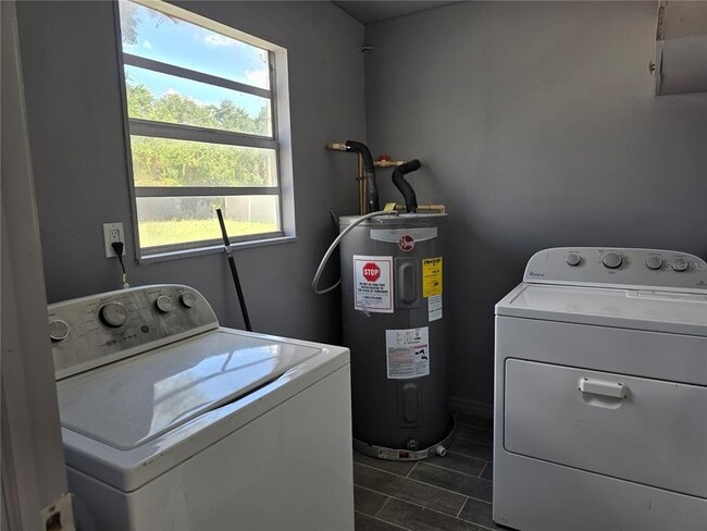 Building Photo - 1103 Teakwood Ave