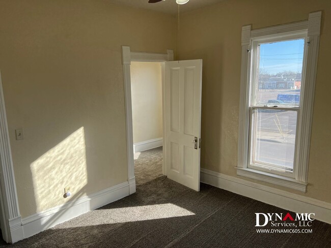 Building Photo - Remodeled 3 Bed / 1 Bath Remodeled Queen Anne Duplex – Downtown Sioux Falls