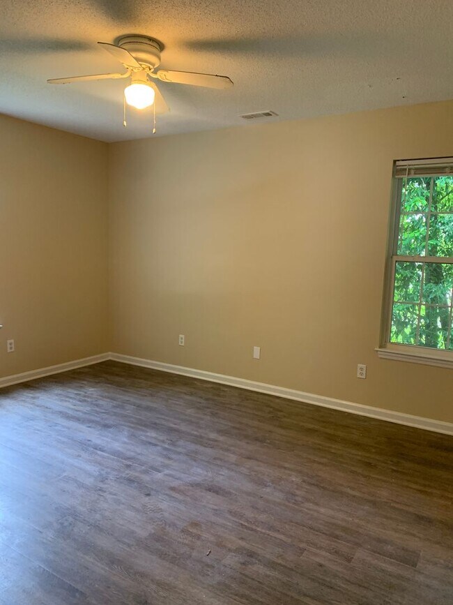 Building Photo - 3 Bedroom 2 Bath on Park Ave. Available