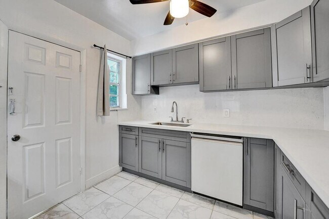 Building Photo - 1836 SW 9th Ave