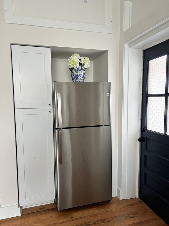 Building Photo - 106 E Broad St