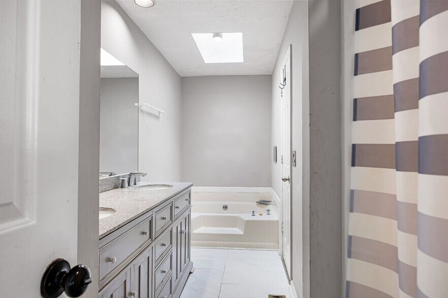 Building Photo - 1871 Grant Ct