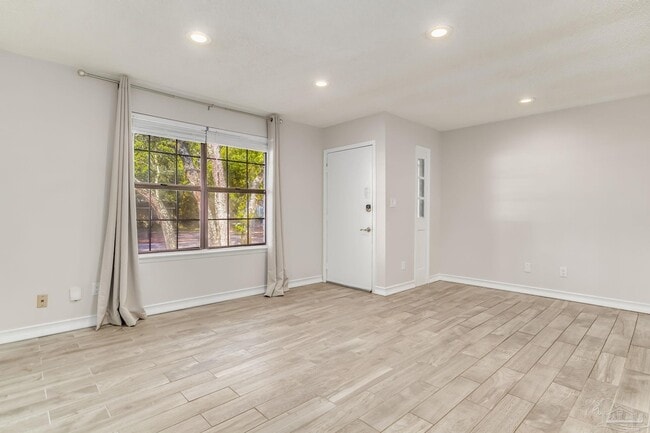 Building Photo - 207 McClure Dr