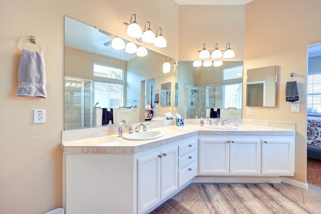 Building Photo - OPEN FLOOR PLAN WITH SIDEYARD PARKING AND ...