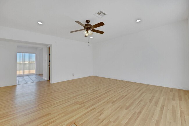 Building Photo - Rehabbed Downtown Henderson Home