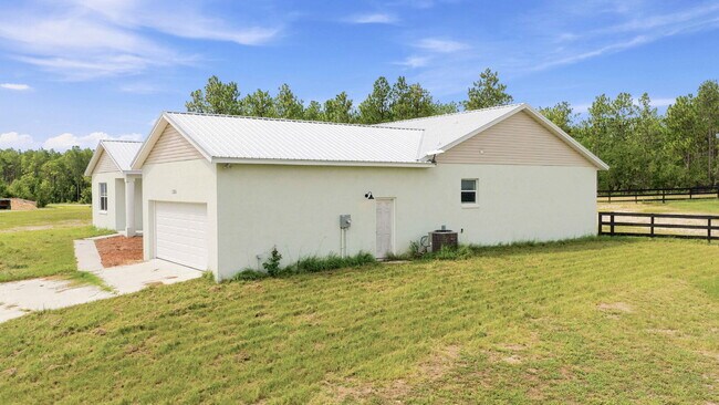 Building Photo - Country Living with Modern Convenience!