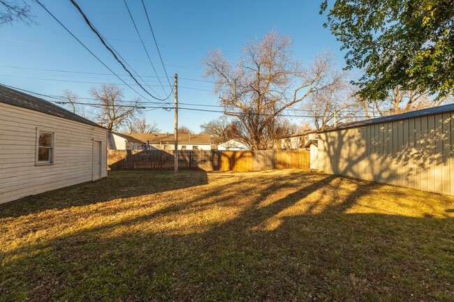 Building Photo - Beautiful Brookside duplex unit - NO PETS