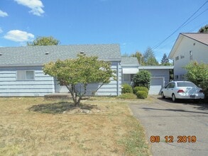 Building Photo - 140 SW Daniels St